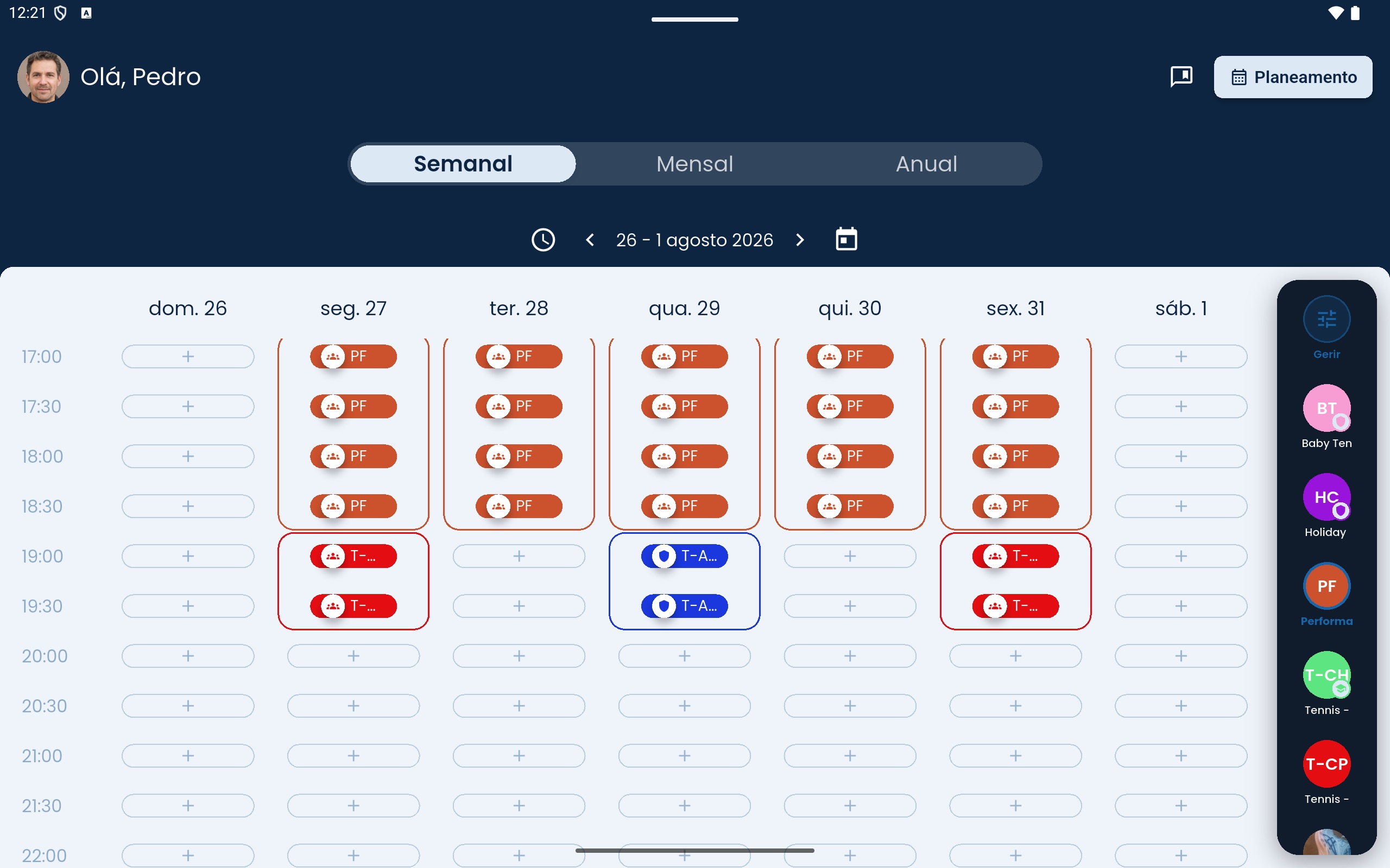 Calendário semanal no tablet com gestão de grupos e sessões à vista